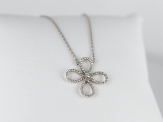 Collier motif fleur diamants or blanc