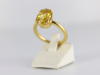 Bague saphir jaune quatre griffes