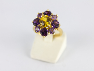 Bague fleur d'améthystes et saphir jaune