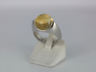 Bague jonc or blanc cabochon citrine