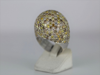 Bague or blanc pavée brillants de couleur