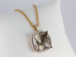 collier quartz or jaune et blanc