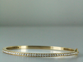 Bracelet jonc ouvrant en or rose 18 carats, serti de 64 diamants de synthèse