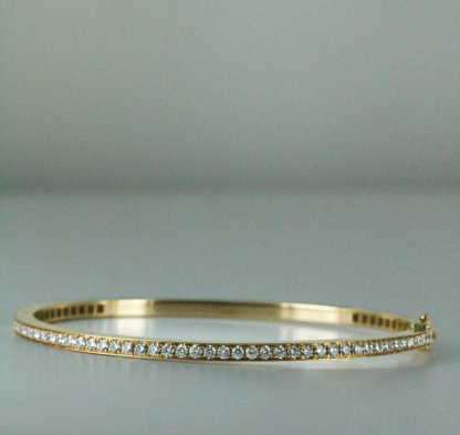 Bracelet jonc ouvrant en or rose 18 carats, serti de 64 diamants de synthèse