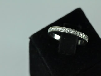 Demi-alliance en or blanc sertie de diamants de synthèse.