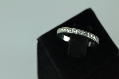 Demi-alliance en or blanc sertie de diamants de synthèse.
