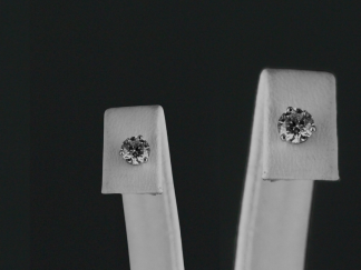 Paire de boucles d’oreilles en or blanc serties de diamants de synthèse