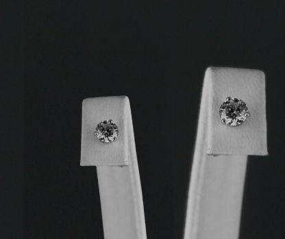 Paire de boucles d’oreilles en or blanc serties de diamants de synthèse