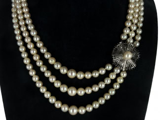 Collier trois rangs avec fermoir en or blanc.