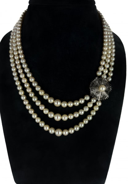 Collier trois rangs avec fermoir en or blanc.