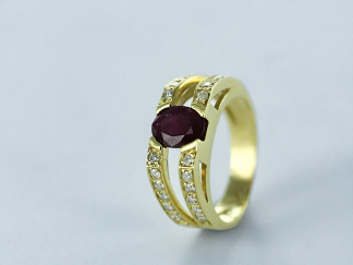 Bague en or jaune 18K, rubis et diamants