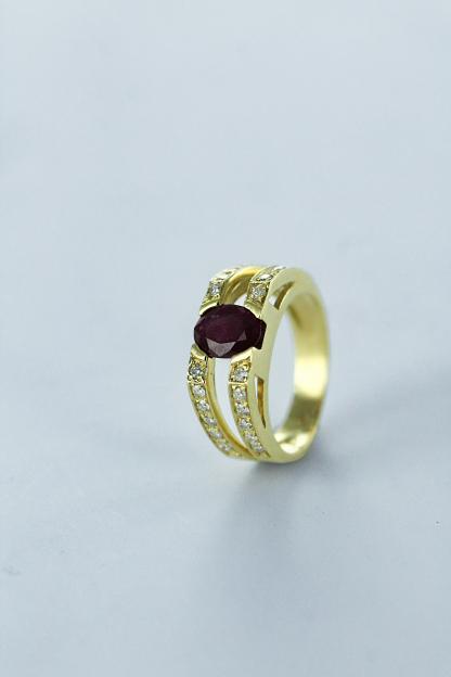 Bague en or jaune 18K, rubis et diamants