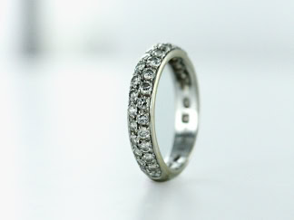 Demi-alliance Boucheron en or blanc