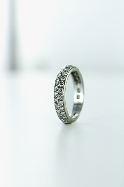Demi-alliance Boucheron en or blanc