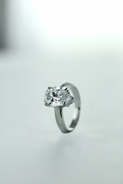 Solitaire diamant poire en or palladié