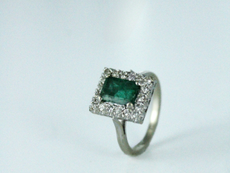 Bague en forme carrée avec émeraude et diamants