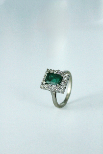 Bague en forme carrée avec émeraude et diamants
