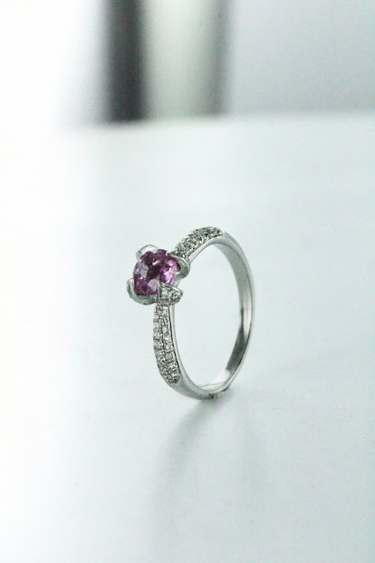 Bague Garel en or blanc 18K, saphir rose et diamants