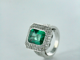 Bague en or jaune, émeraude et diamants