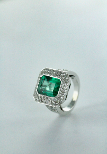 Bague en or jaune, émeraude et diamants