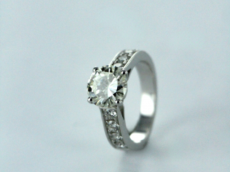 Bague jonc en or blanc 18K, sertie d’un diamant