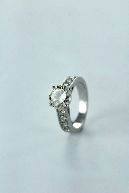 Bague jonc en or blanc 18K, sertie d’un diamant