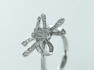 Bague nœud en or blanc 18 carats sertie de diamants