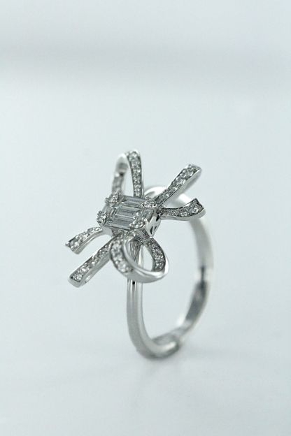 Bague nœud en or blanc 18 carats sertie de diamants